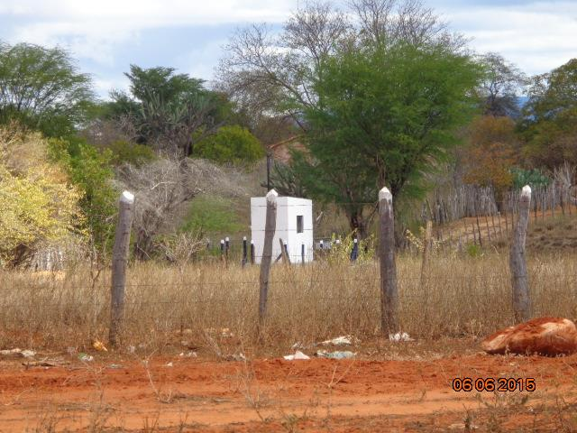 Figura 50 REL e poço artesiano perfurado pela CERB no povoado Almeida Fonte: Gerentec, 2015.