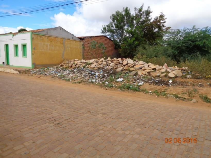 Figura 98 Lançamento irregular de resíduos sólidos domiciliares e de construção civil em terreno no distrito de Taquarandi Fonte: Gerentec, 2015. 6.7.3.