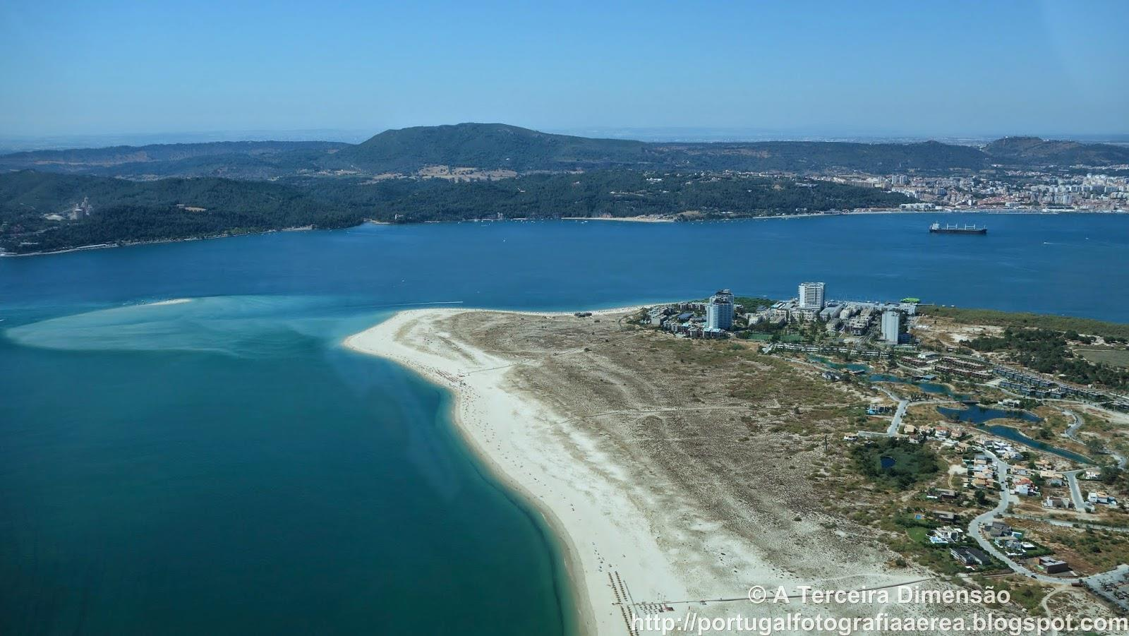 DESCRIÇÃO GEOMORFOLÓGICA Ilustração Estuário do Sado Campo dunar Cordão dunar frontal Vista para Sul da restinga, onde é possível ter a perceção da largura desta (http://portugalfotografiaaerea.