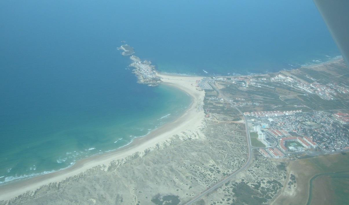 presentes nesta área (das ribeiras que afluíam neste local e da presença das ilhas de Peniche e do Baleal), que com o sucessivo assoreamento, formaram-se vários cordões dunares que interligaram estas