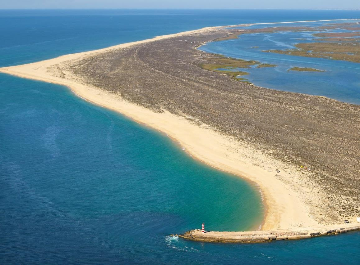 4.3.11 Geossítio 11: Ilha da Barreta O geossítio Ilha da Barreta (Figura 26) localiza-se em Faro, integra o sistema Ria Formosa, tem um comprimento de 8km aproximadamente, que se altera consoante a