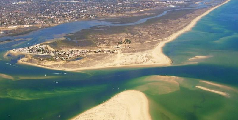 (HAYES, 1979), pelo que a deposição sedimentar é maior a ocidente do que a oriente (CEIA, 2007). Campo dunar Cordão dunar frontal Canal de Olhão Ilha da Culatra Figura 27.