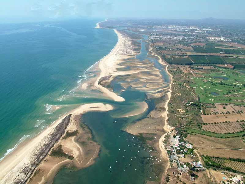 Figura 6. Exemplo de uma restinga que se formou junto à desembocadura de um rio, nomeadamente da Ribeira de Seixe, em Odeceixe (http://portugalfotografiaaerea.blogspot.pt/2013/09/praia-de-odeceixe.