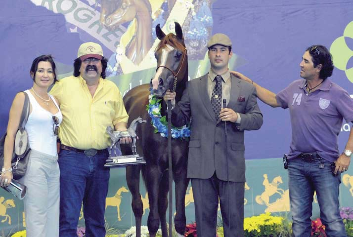 CASA BRANCA E cavalo árabe EL SHAWAN: SUCESSOS NA NACIONAL 2009 Paulo Marques recebe o título de Enzo s Rose A Nacional do Cavalo Árabe reuniu de 18 a 22 de Novembro, em Ribeirão Preto (SP), 332