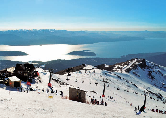 Atividades ao ar livre e atrações Opções para aproveitar Bariloche no inverno Atividades na neve Aulas de esqui no Cerro Catedral Aprender a esquiar torna a experiência da viagem ainda mais completa.