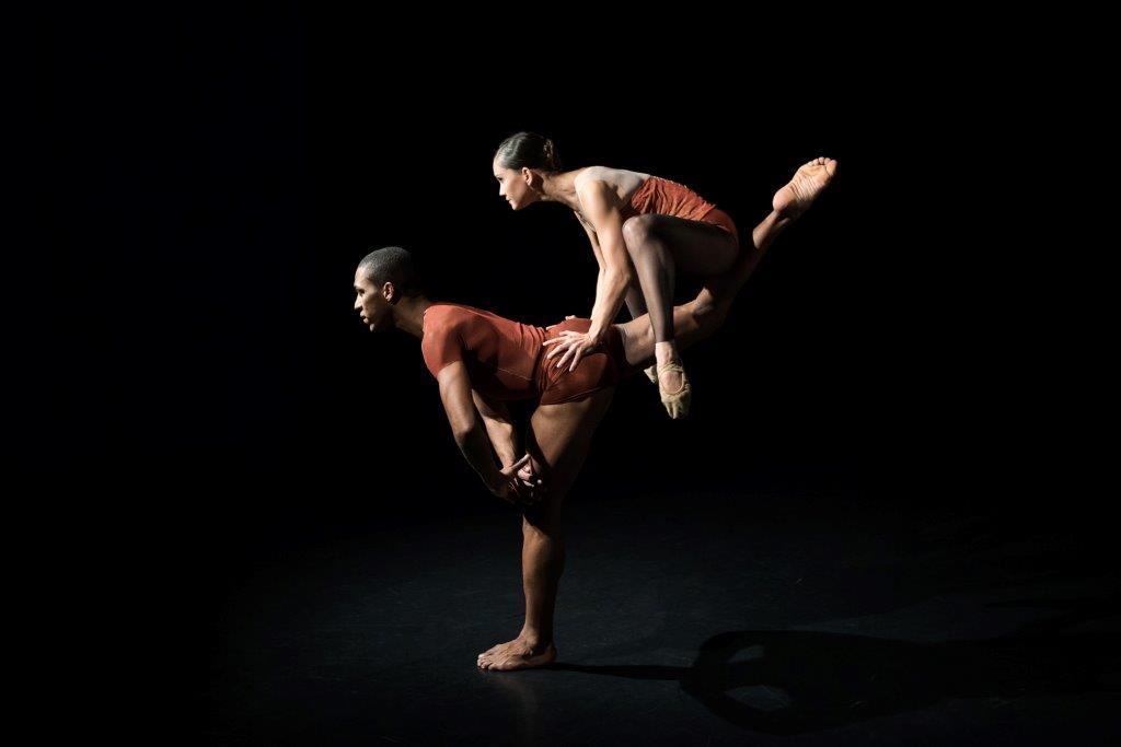 Nielson Souza e Ammanda Rosa em cena de Indigo Rose, de Jirí Kylián foto: Arthur Wolkovier SPCD retorna a Fortaleza para participar da X Bienal Internacional de Dança do Ceará A São Paulo Companhia