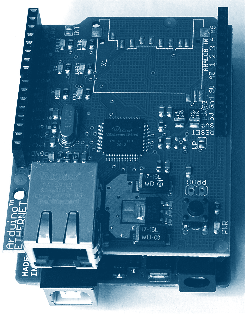 Figura 1-3 Um Arduino Uno com um shield de Ethernet. Programação com Arduino Mega O Arduino Mega (Figura 1-5) é o carro de alta performance das placas de Arduino.