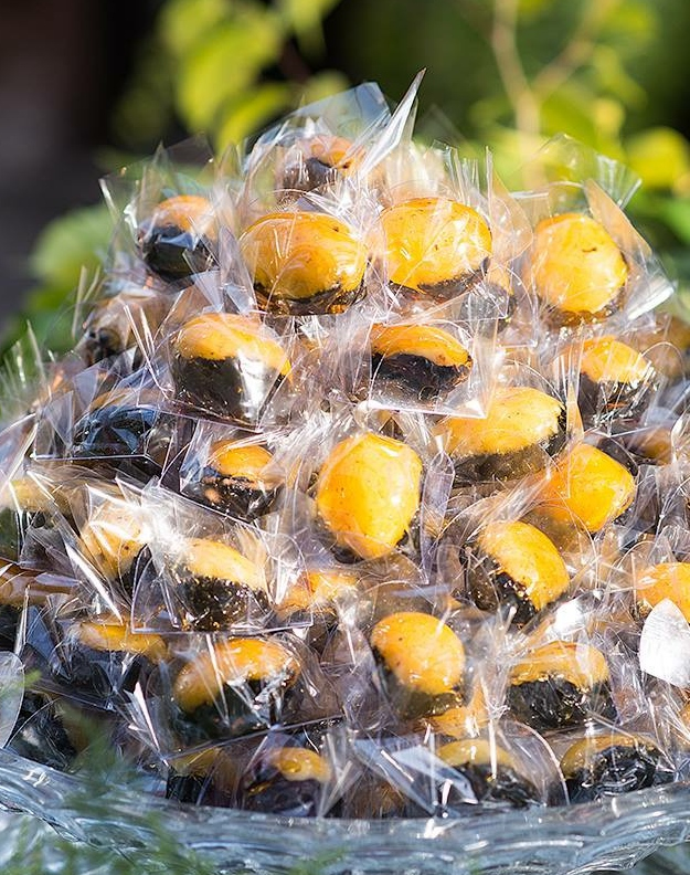 Caramelados Ameixas (recheio de coco ou doce d' ovos) Tulipas Douradas (tâmaras com d'ovos) Tulipas de Damasco (recheado com brigadeiro branco ou coco) Bolas de Coco (crespinho de coco branco)