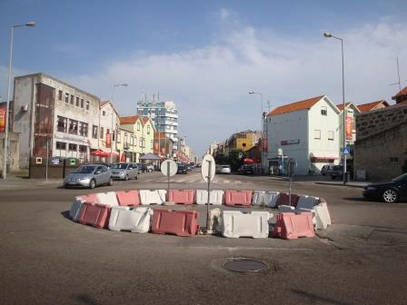 LOCALIZAÇÃO do km 8.º, do 1.º Retorno, do km 9.º e da Rotunda. 8º km Na Av. Comércio de Leixões, 1,5 metros depois da Passadeira que está antes da Paragem Sr. De Matosinhos.