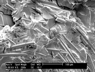 A B Figura 2: Micrografias das superfícies de fratura dos corpos-de-prova dos compósitos submetidos aos ensaios de resistência à tração: (A) Epóxi/FNSA e (B) Epóxi/FNSA AS.