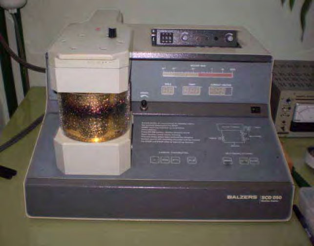 70 Figura 42: Equipamento utilizado para deposição nanométrica de ouro nos corpos de prova A microscopia