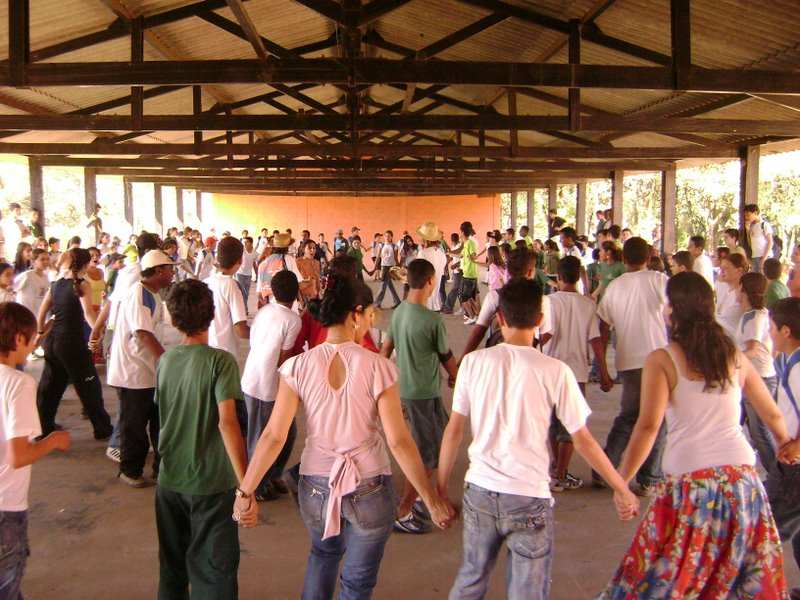 As manifestações culturais congregam cultura e educação, em geral, conjugam crenças e brincadeiras, reúnem adultos e crianças, e utilizam a troca de saberes como veículo de sociabilidade entre os