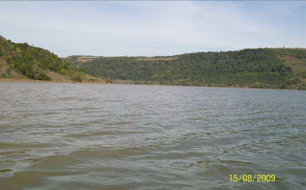 7 Em relação à geomorfologia, o reservatório encontra-se inserido em uma faixa de transição, situada entre o Planalto Meridional do Sul do Brasil (Planalto e Rebordo) e a Depressão Central (CEEE,