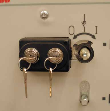 3. Acessórios 1 Bloqueios por chave 2 Contatos auxiliares Permitem bloquear o aparelho na posição de aberto ou fechado.