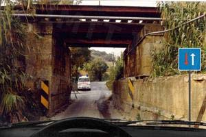 Esta via de trânsito destina-se a: Inversão de sentido de marcha. Mudança de direcção para a esquerda. Ultrapassagem. Esta via é uma auto-estrada. Certo. Errado.