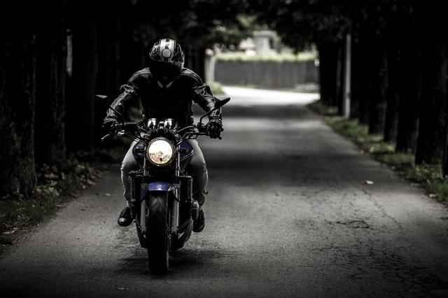 15 /Viajando de Moto Se você vai pegar a estrada de motocicleta precisa pensar primeiro na sua segurança e conforto, afinal, ficará mais exposto e vulnerável.