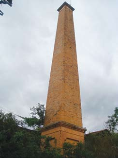 descrição arquitetônica O engenho existente configura-se com o galpão de dois pavimentos, com estrutura de madeira aparente e paredes de vedação em taipa de mão.