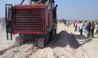 05 Casos ÍNDIA Impacto no terreno e nas comunidades locais: Extracção de minerais com uma Mineradora de Superfície Para extrair calcário de uma forma mais eficiente e ecológica, foi introduzido um