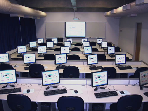 BOAS PRÁTICAS NA AULA Laboratórios de Informática Antes de sair do laboratório, colocar as cadeiras no lugar e limpar qualquer lixo que ficar na bancada e que porventura tenha CAIDO NO CHÃO; Para