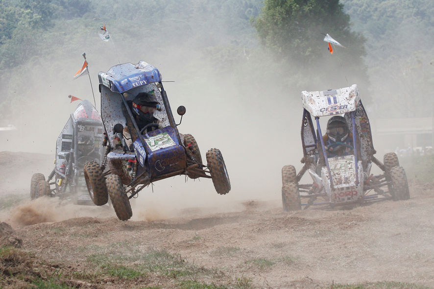 5 3 A COMPETIÇÃO BAJA SAE Os alunos que participam do Projeto Baja SAE devem formar equipes de no máximo 20 pessoas que representarão a Instituição de Ensino Superior ao qual estão ligados.