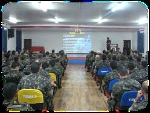 Praça Mais Distinta e o Comandante da Escola fez uma alocução