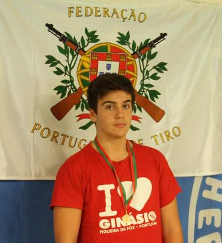 TIRO JOÃO CAETANO CAMPEÃO NACIONAL JÚNIOR No sábado, 13, na Carreira de Tiro do Jamor, o atleta do Ginásio João Caetano sagrou-se Campeão Nacional júnior em tiro de pistola