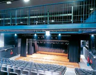 Figura 4: Lugar teatral vista interna/ CEU Jambeiro 100 167 As salas de teatro são localizadas em um anexo denominado