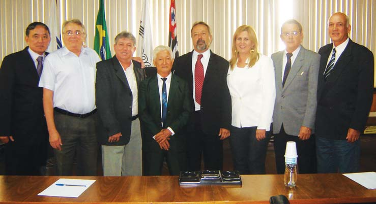 Parte dos votos foi registrada por correspondência, no entanto, muitos associados optaram em votar pessoalmente (foto dir.). Dos votos recebidos, 78,16% eram válidos e, 21,84%, brancos e nulos.