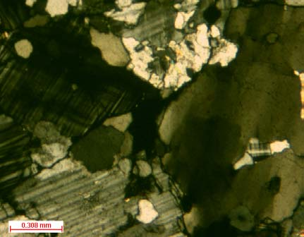 1 1 3 3 2 4 2 Micrografia 4.3.2 - (1) - Aspecto Geral do Granito, Mostrando a Composição Mineralógica Principal, 1. K-feldspato e 2.