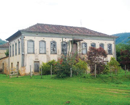 ambiência fonte: IBGE - Paraíba do Sul Através da estrada que passa em frente à Fazenda Santa Vitória,