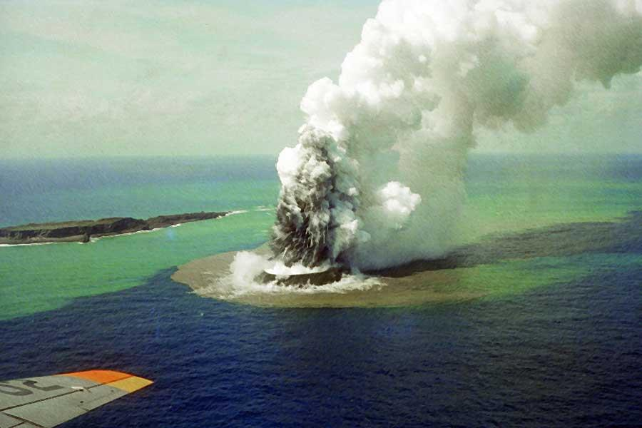 30 Figura 16 Erupção do Nishinoshima, o vulcão submarino localizado próximo da costa sul do Japão. Fonte: MACISAAC, 2013.