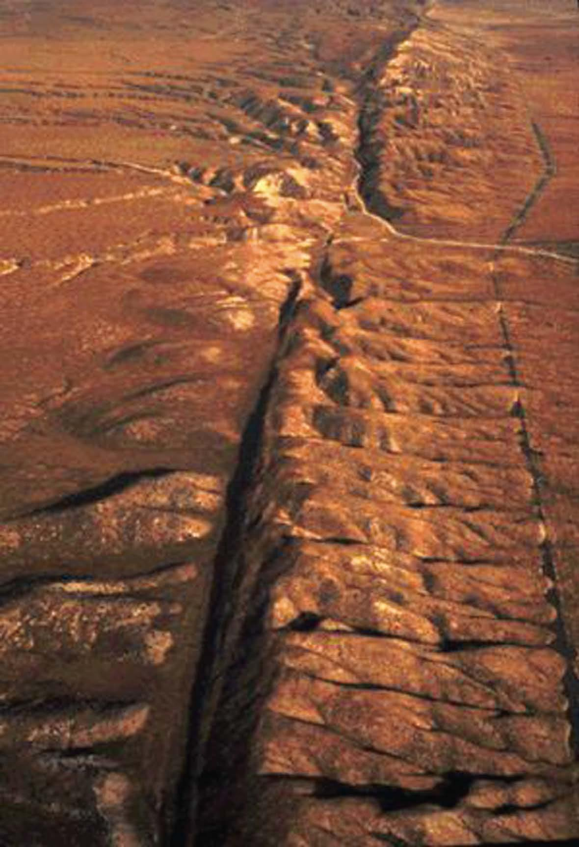 FALHA DE SAN ANDREAS Detalhe da falha de San Andreas, na costa oeste dos EUA. Milhares de sismógrafos estão instalados ao longo da falha, registrando praticamente qualquer abalo na região.