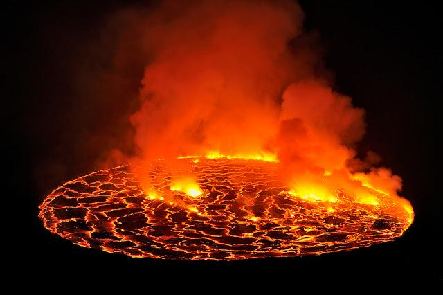 IMAGENS DO VULCÃO NYIRAGONGO, NO PARQUE NACIONAL VIRUNGA, CONGO. ESTE É UM DOS 8 VULCÕES MAIS PERIGOSOS DO MUNDO.