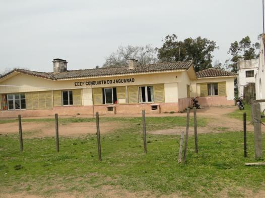 As figuras abaixo mostram a escola Conquista do Jaguarão e o espaço onde foi implantada a área experimental.