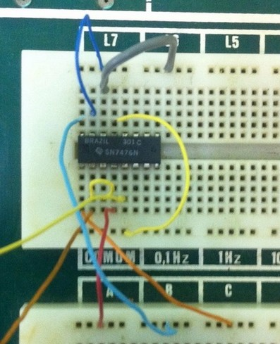 3.2 EXPERIÊNCIA 1 Utilizando o circuito 74LS76 foi montado o circuito da Figura 3 o qual é um flip-flop