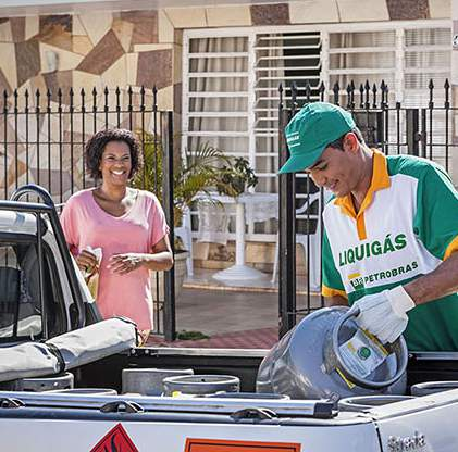 Após instalar o regulador de pressão no botijão, faça o teste de vazamento, passando espuma de sabão ao redor da conexão da válvula de saída de gás e do regulador de pressão de gás.