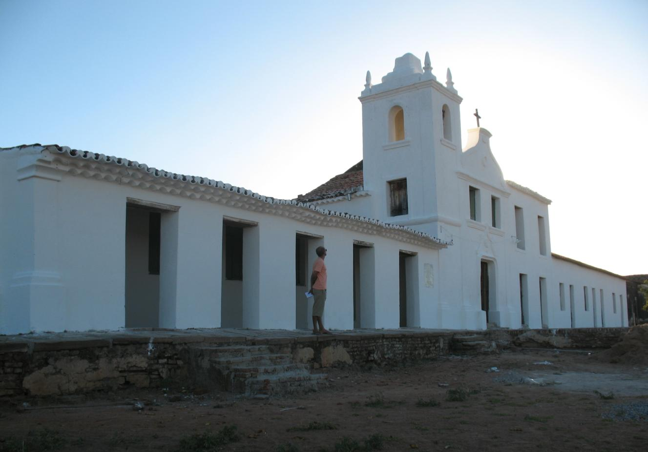 Figura 8 Casa, capela e sobrado da Fazenda Acauã, Sousa/PB. Fonte: Acervo IPHAN/PB. Recentemente o bem foi restaurado e, atualmente, abriga o Ponto de Cultura Caminhos de Acauhan.