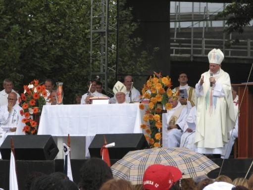 O religioso sacraliza aqueles provindos do profano, que entoam cânticos e seguem a liturgia diante do olhar atento de milhares de fiéis.