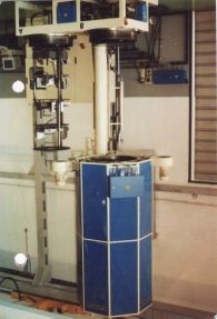 2.3 Nitretação pelo processo Plasma Pulsado Consiste do transporte de nitrogênio atômico num ambiente de mistura de gáses ionizados (4), conforme ilustra a figura de um desses equipamentos, abaixo.