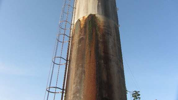 A corrosão danifica a estrutura em função da oxidação do ferro e corre-se o risco de contaminação por excesso de ferro, principalmente nos sistemas onde a água não recebe tratamento.