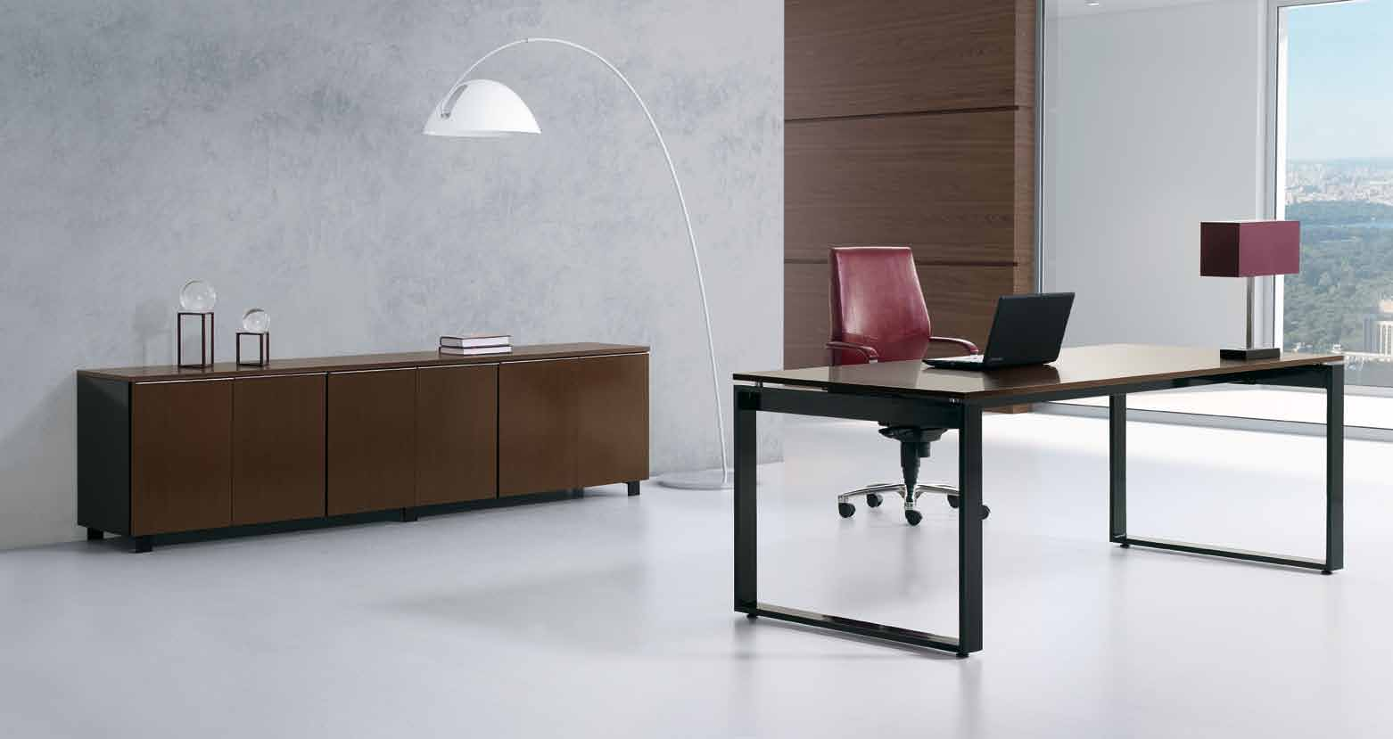 Arqui Plus é um novo conceito de mobiliário de escritório para a área executiva. De grande beleza, linhas simples e ordenadas tornam-se extremamente atrativas. Armários.