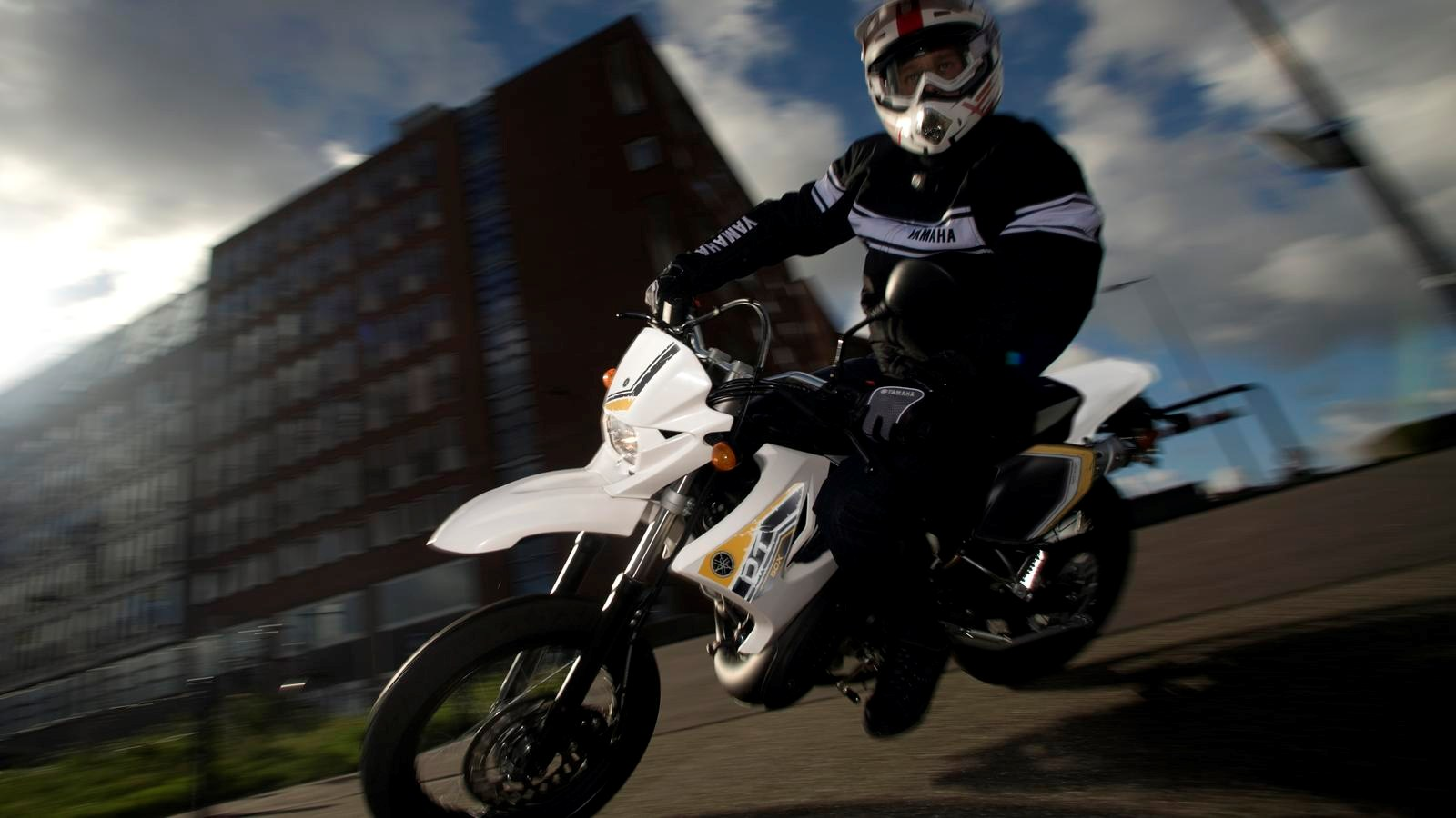 Descubra a performance das supermotos Possuindo o coração de uma moto de motocross e a aparência e atitude de uma moto de estrada, a dinâmica DT50X da Yamaha transporta-o directamente para o mundo