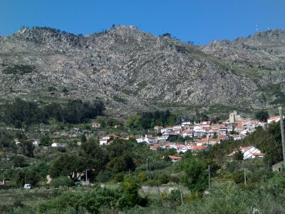 8. Outros Planos, Programas e Estratégias Dentro da área do Geoparque Naturtejo ocorrem ainda: Redes de aldeias Aldeias Históricas (Monsanto e Idanha-a-Velha) Aldeias de Xisto (Sarzedas, Figueira,