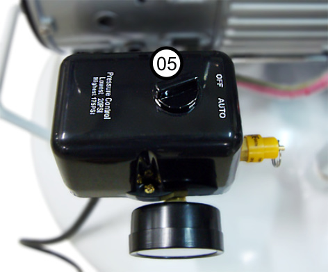 Desta forma o compressor ligará até a pressão interna do reservatório mostrada no manômetro (06) atingir 8,16 Kgf/cm² (0,8 MPa - 116 psi), nesta marca o pressostato
