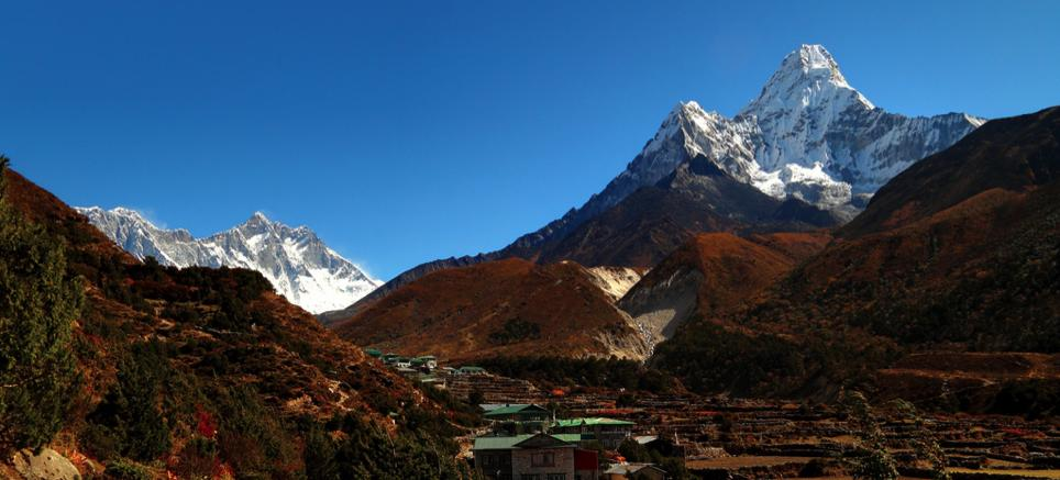 TREKKING AO CAMPO BASE DO EVEREST DIA 13: LOBUCHE PANGBOCHE, 4252m (C, A, J) Após o café da manhã, seguiremos a trilha para Pangboche com a companhia de belíssimas montanhas como o Island