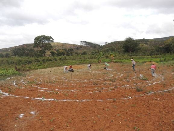 Figura 1. Demarcação dos canteiros, construção do galinheiro e distribuição das mangueiras para irrigação. Figura 2.