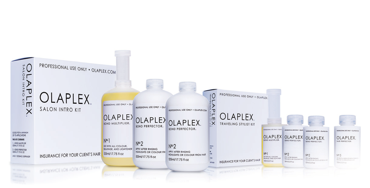 PASSO 4 Aplicar 5ml a 10ml (1 a 2 colheres de chá) de Olaplex Nº2 em cabelos curtos a médios. Para cabelos compridos, aplique 10ml a 15ml (2 a 3 colheres de chá) de Olaplex Nº2. Pentear uma vez.