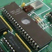 Memória EPROM EPROM (Erasable PROM) É uma PROM que pode ser apagada e programada novamente.