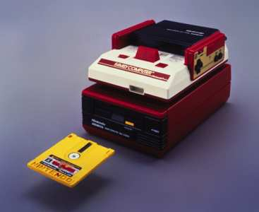 1986: Famicom Disk System chega ao Japão e
