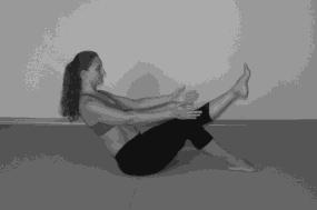Permaneça na postura por algumas respirações e expirando, retorne. Repita para o outro lado. Essa postura atua fortemente nos músculos das pernas, tonificando-os e alongando-os.